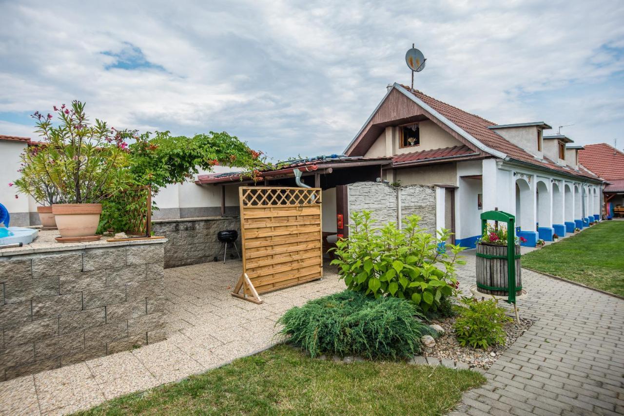 Malovany Dvorecek Dolni Dunajovice Exterior photo